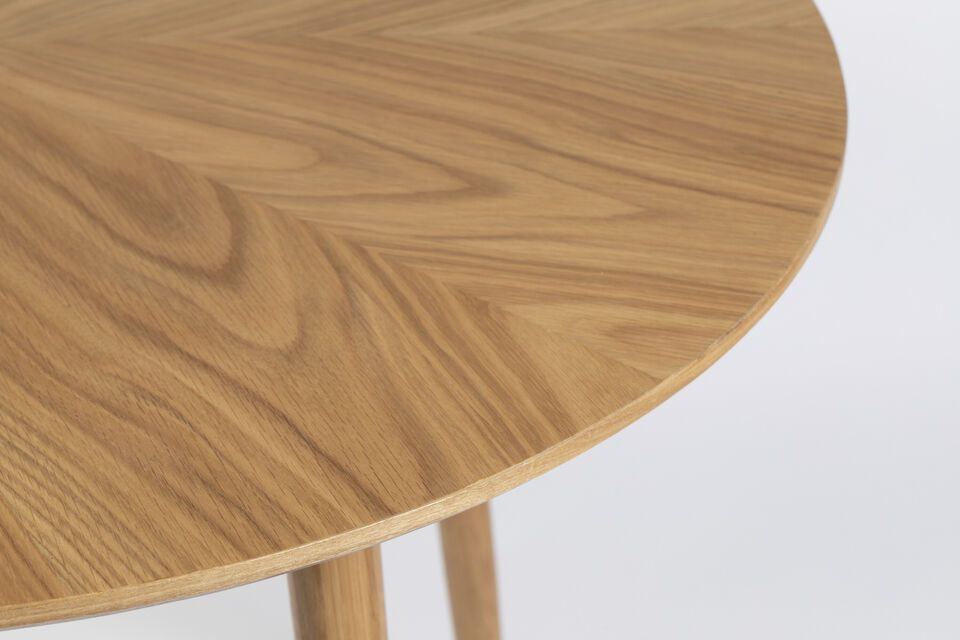 Deze tafel is gemaakt van hoogwaardig hout met een lichtbruine afwerking en biedt zowel stevigheid