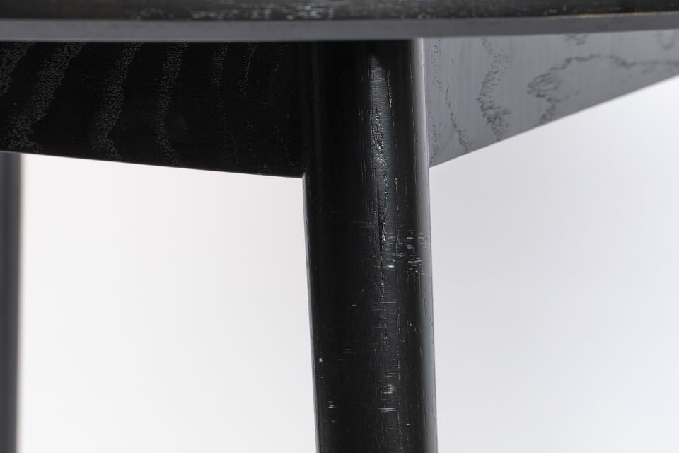De hoogte van 75 cm is ontworpen om optimaal comfort te bieden en kan worden vergezeld door stoelen