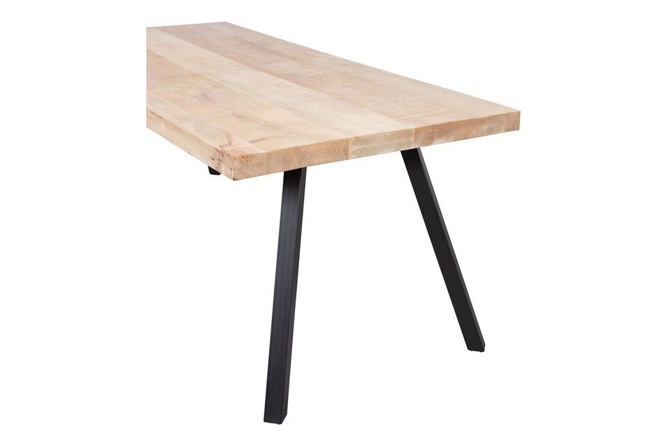 Voeg deze mangohouten tafel toe aan uw huis voor een opvallend meubelstuk dat jarenlang meegaat