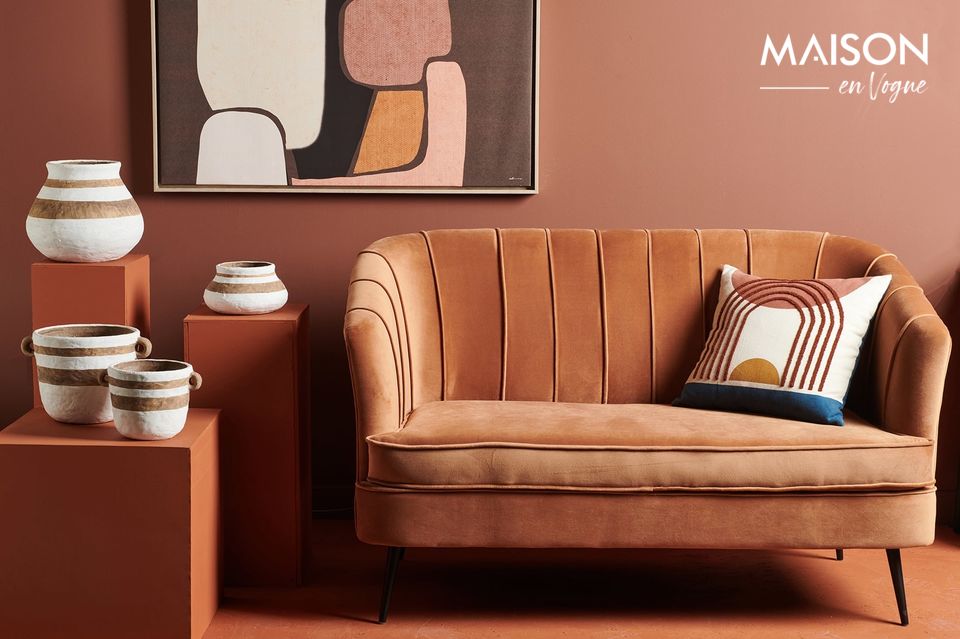 Zijn terracotta kleur is zeer trendy en hij biedt een brede zitting van 113 cm