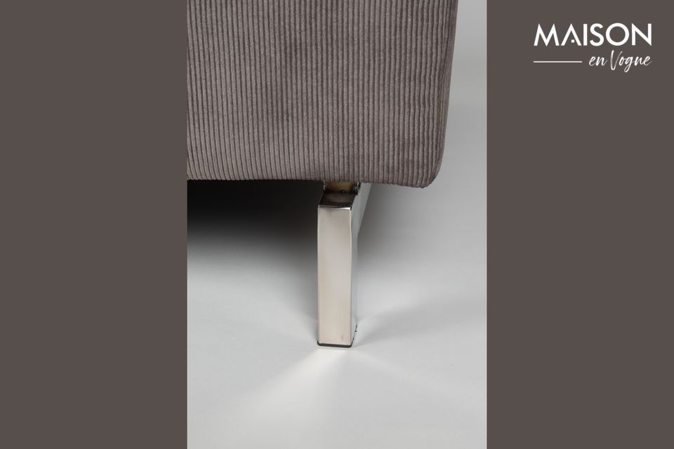 Deze traditionele look wordt gemoderniseerd door verchroomde metalen poten