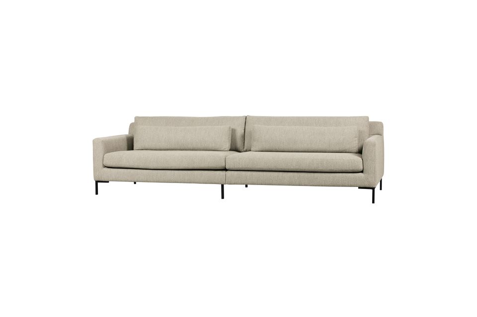 De comfortabele en moderne 4-zitsbank in beige stof van VTwonen is voorzien van een natuurlijke