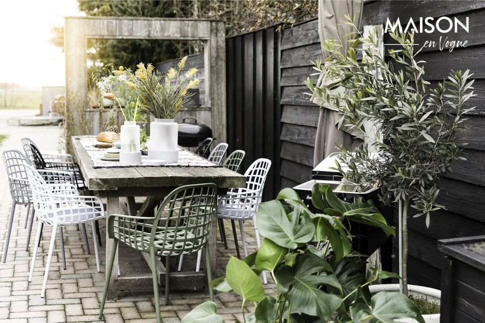 Kies voor stijl en comfort in uw tuin, met deze buitenstoel in zwart gepoedercoat aluminium