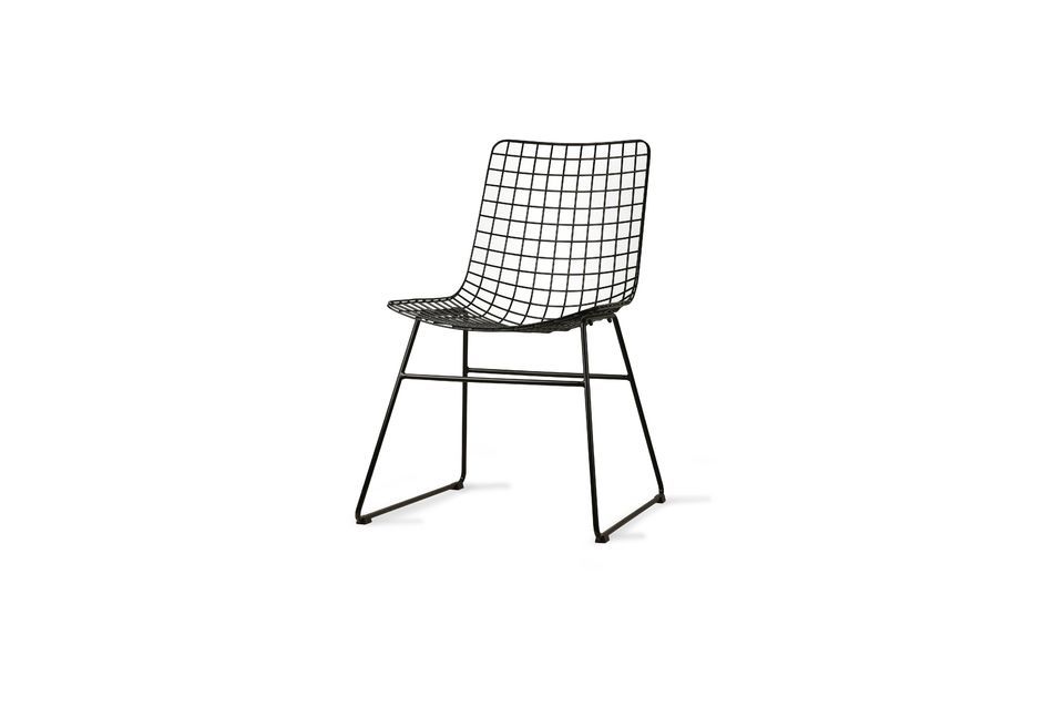 De Altorf stoel, met zijn rechte jaren \'80 look, zal discreet in uw decor glijden