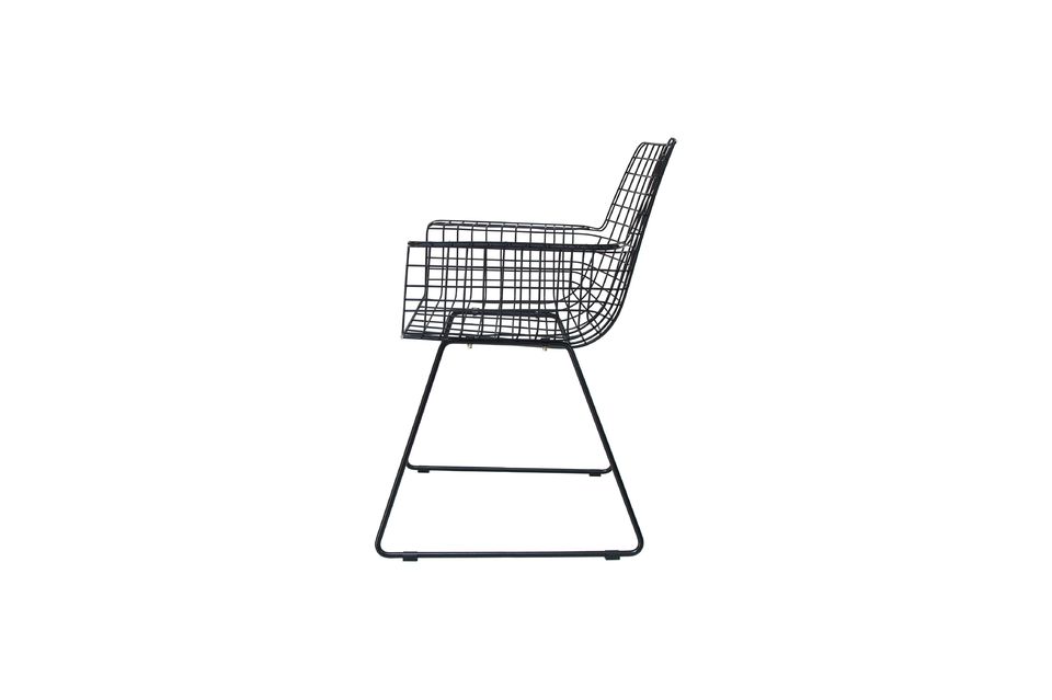 Zwart van kleur en met een afmeting van 72 x 56 cm past deze stoel gemakkelijk in uw ruimte