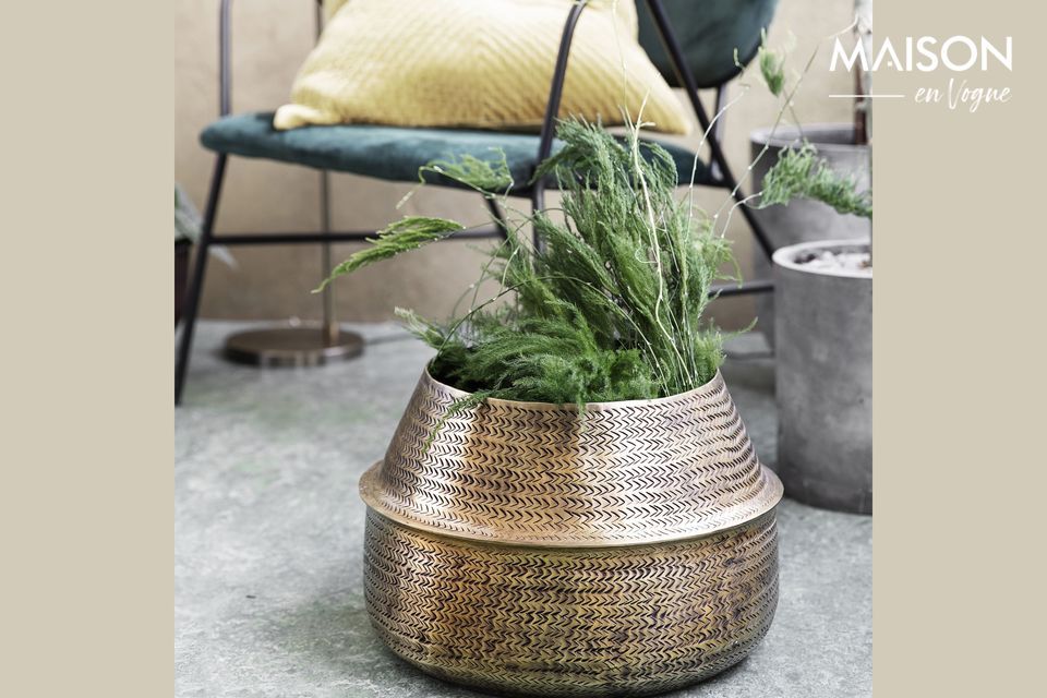 Kies voor kwaliteit en design met deze aluminium plantenbak van rotan en zijn goudkoperen afwerking