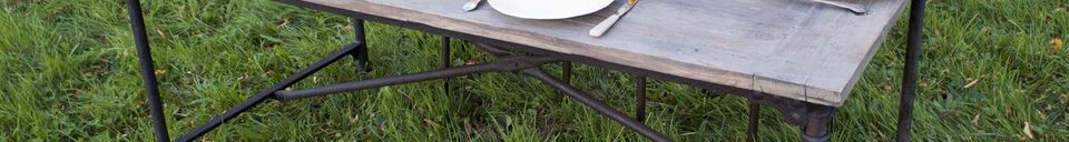 Benadrukte materialen Antieke stoffeertafel van iepenhout
