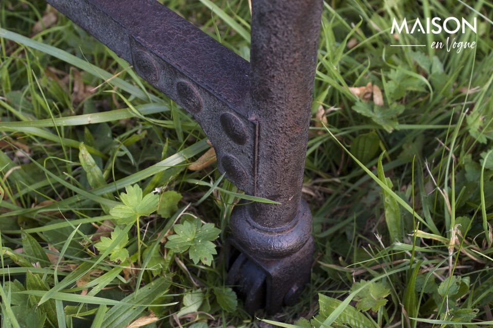 Zijn unieke charme komt van het gerecycled hout en de roodbruine tint van de metalen basis