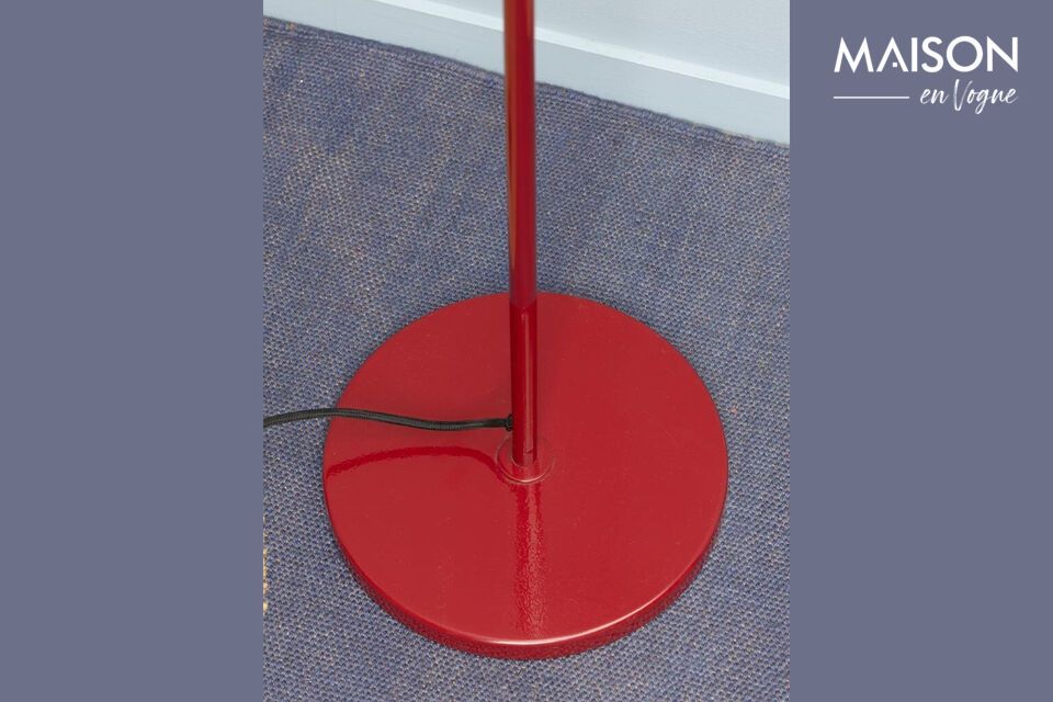 Het rode metalen ontwerp van de vloerlamp biedt een gedurfde look die perfect past bij een moderne