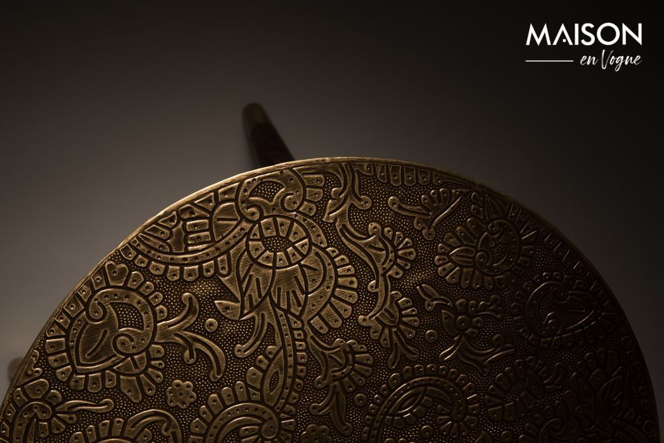 De detaillering van de gouden metalen eindstukken maakt een elegant meubelstuk met een etnisch