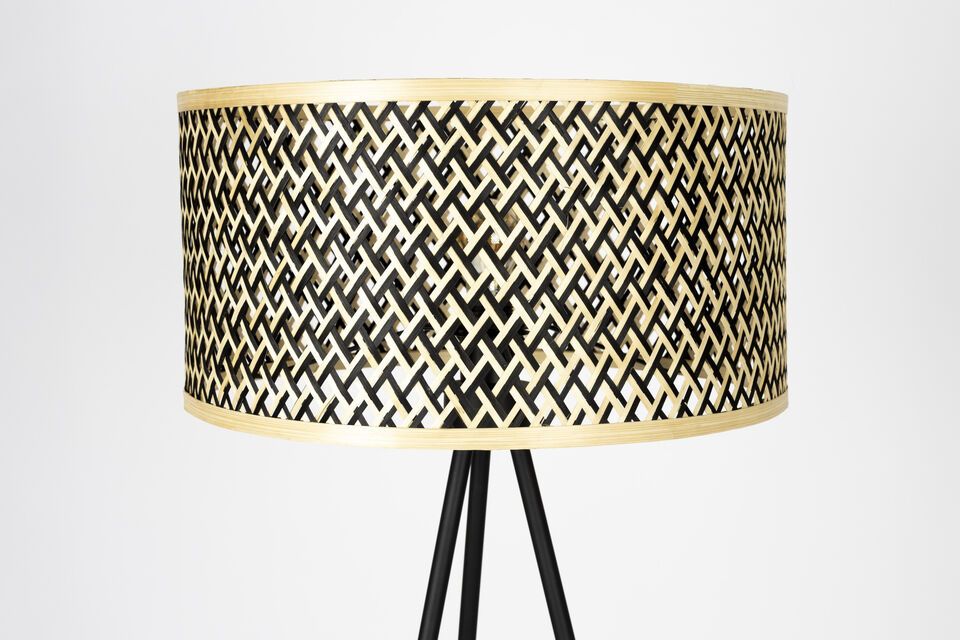 Met haar zachtbeige kleur en strakke lijnen past deze 146 cm hoge vloerlamp perfect in elke ruimte