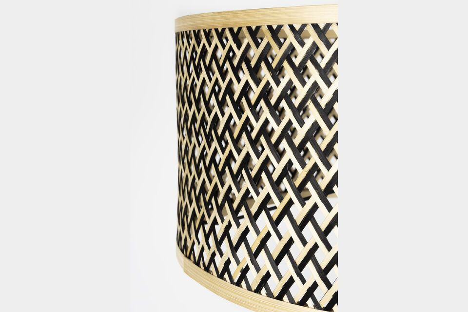 De Isla vloerlamp is ontworpen met het oog op duurzaamheid en lichtheid en weegt slechts 2 kg