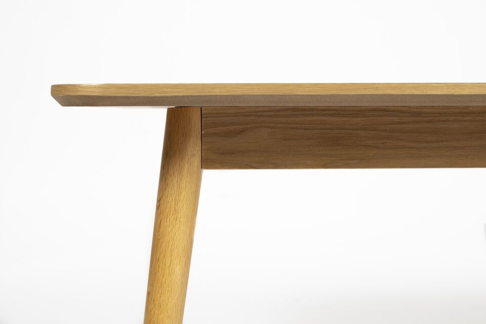 Deze console is gemaakt van hoogwaardig hout en is robuust en duurzaam