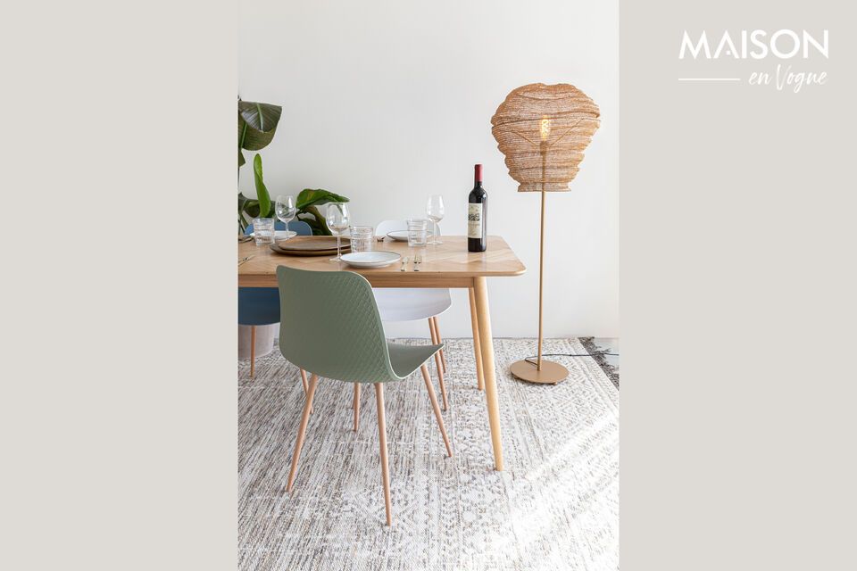 Elegantie en functionaliteit in een stevige eettafel.