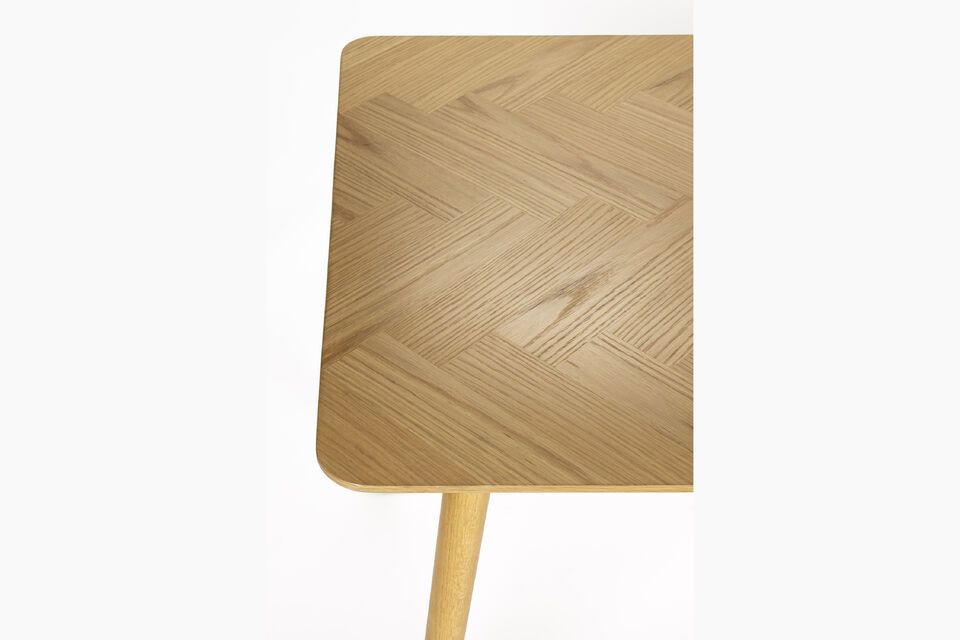De warme bruine kleur en natuurlijke textuur van het hout brengen een vleugje authenticiteit en