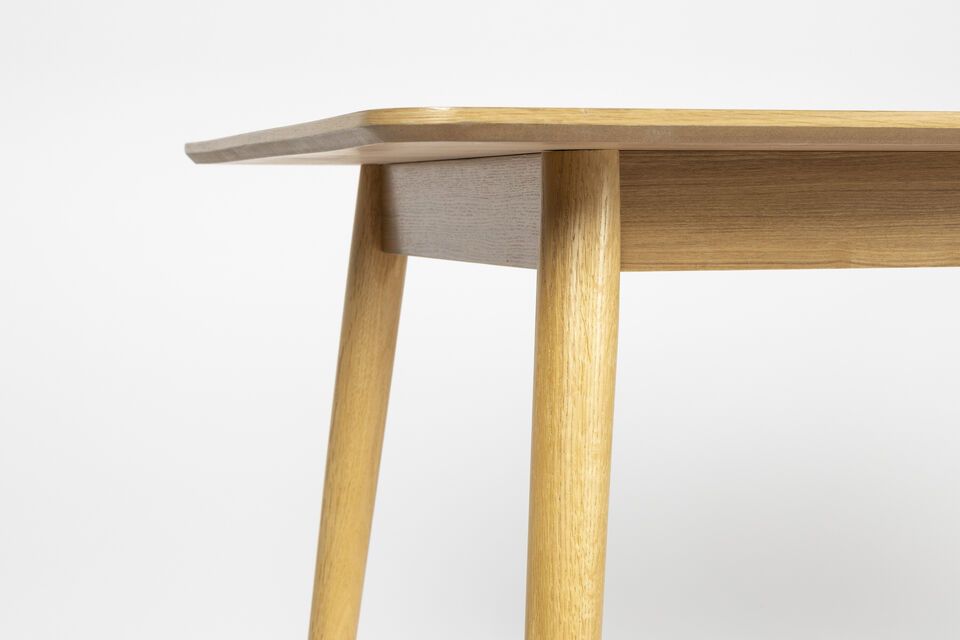 Met een royale afmeting van 180 cm bij 90 cm biedt deze tafel genoeg ruimte om comfortabel plaats te