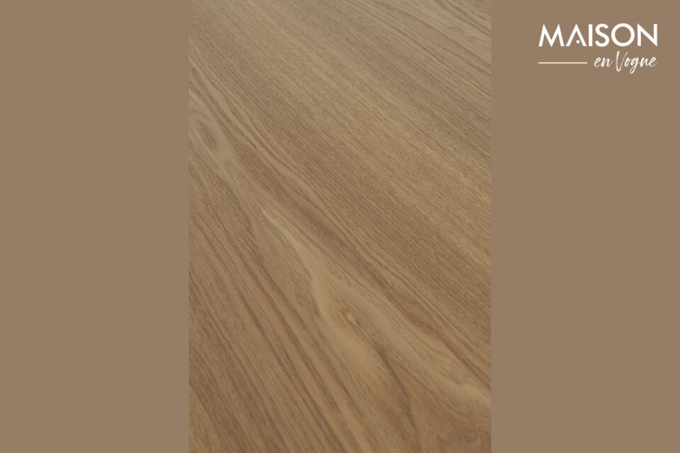 De delicate bruine tint van deze tafel lijkt op natuurlijke wijze te passen bij verschillende