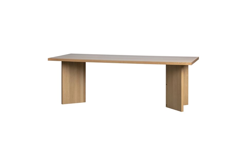 De tafelpoten van H 75 x B 220 x D 90 cm zorgen voor een origineel effect dat de eetkamer een