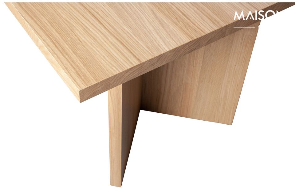 De tafel is afgewerkt met een matte blanke lak om het hout te beschermen tegen vlekken