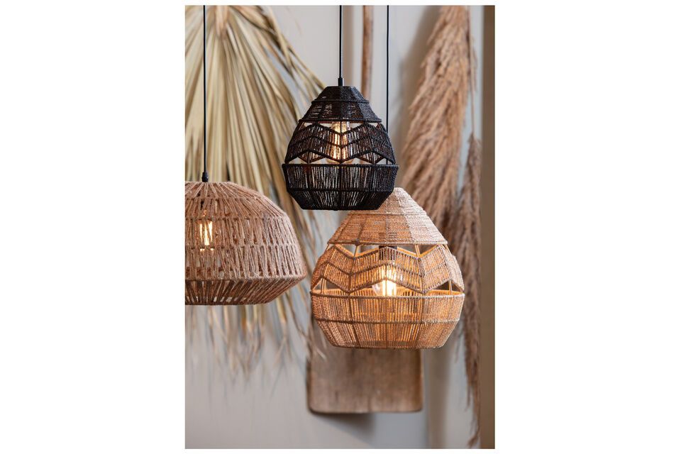 De Kace lamp is een middelpunt van de WOOD Exclusive collectie en voegt een warme en sfeervolle
