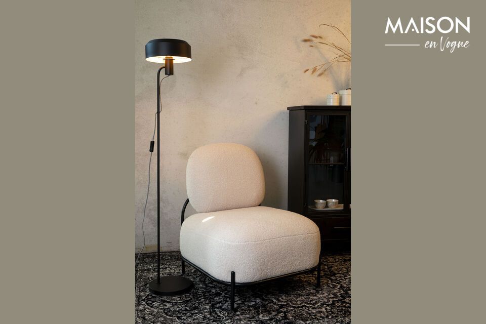 Een beige fauteuil die licht, duurzaam en gemakkelijk te onderhouden is.