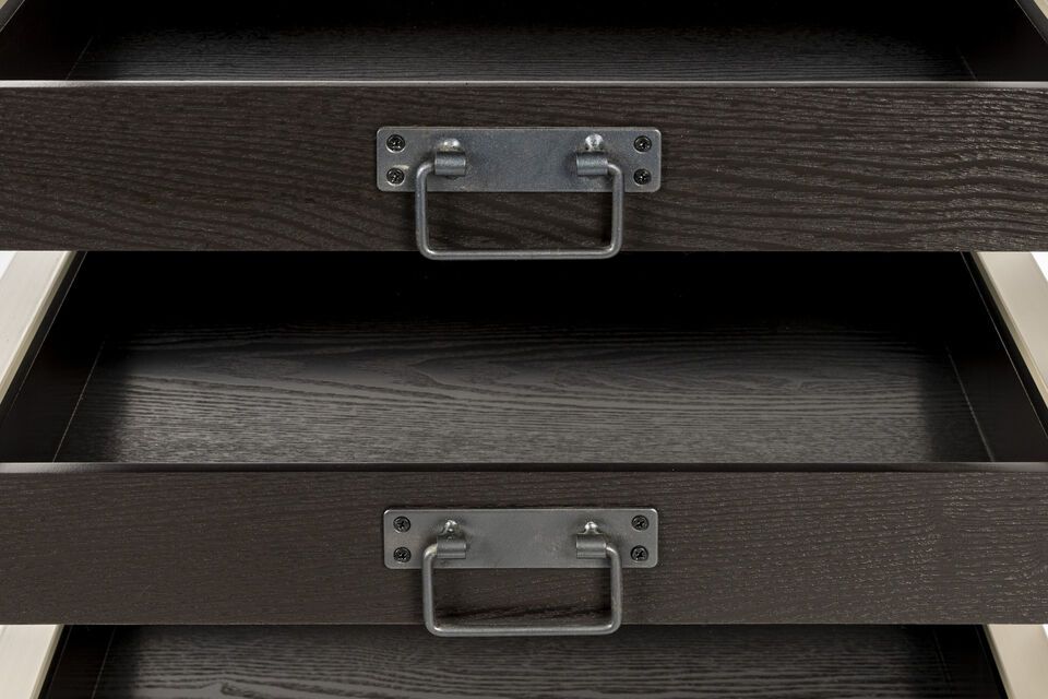 De onderste plank is perfect voor het stapelen van boeken of andere voorwerpen
