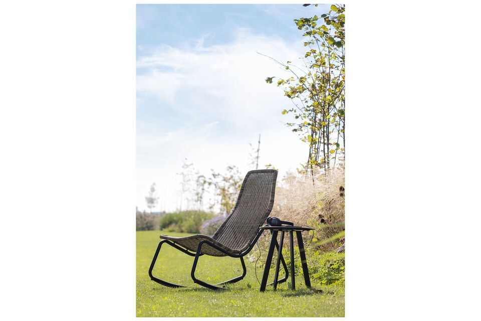 Geniet van een ontspannen moment in uw tuin met de Tom schommelstoel! Gemaakt van waterproof rotan