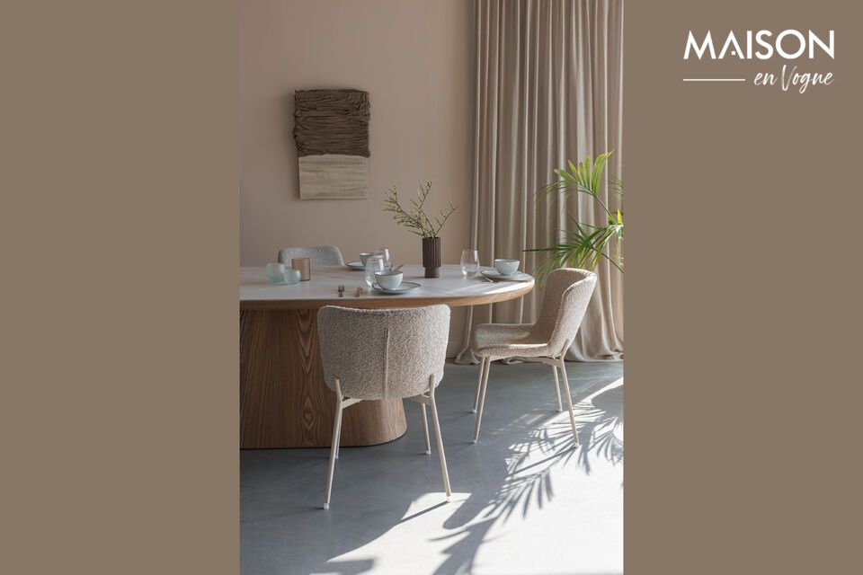 Met zijn afmetingen van 200 x 90 cm is de ovale eettafel Almira een praktisch en gezellig meubelstuk