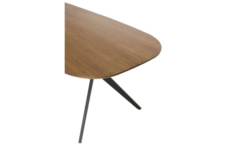 Stel je voor dat je geniet van een gezellige maaltijd rond deze tafel