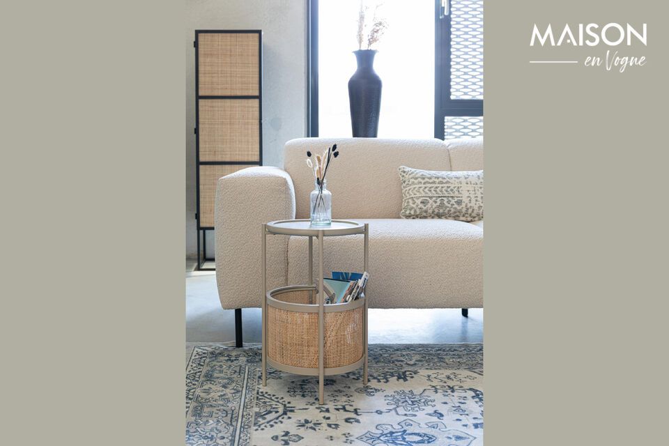 Vernieuw de sfeer van je interieur met de elegante eenvoud van onze beige rotan bijzettafel