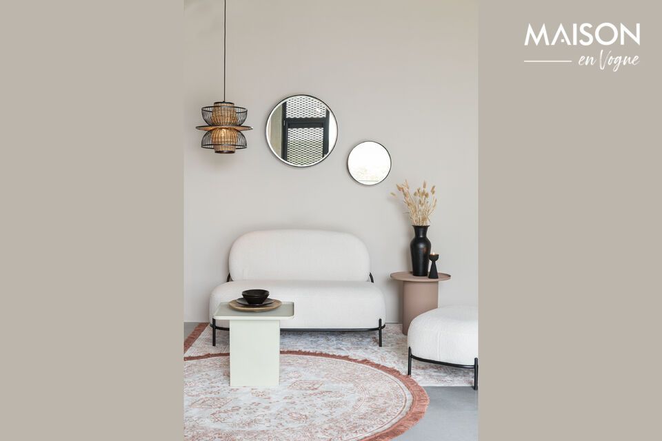 Beige 2-zitsbank, een combinatie van comfort en functionaliteit.