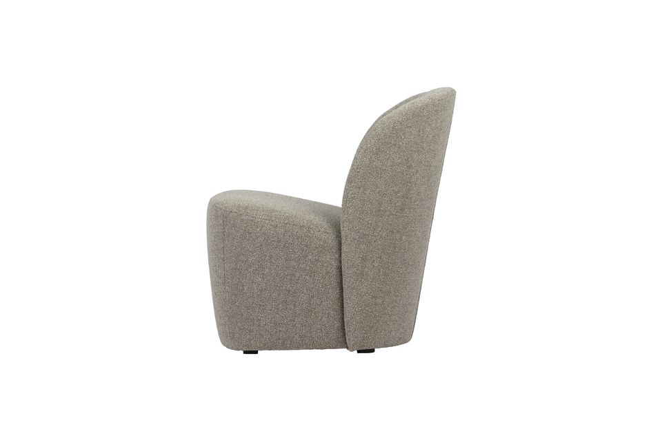 Het is een fauteuil met een stevige zitting en een heerlijk zacht en comfortabel rugkussen