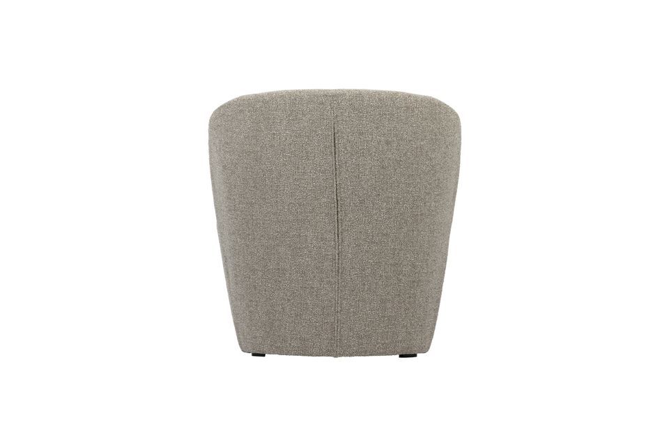 Het meubel is bekleed met een robuuste stof, waardoor de stoel geschikt is voor intensief wonen