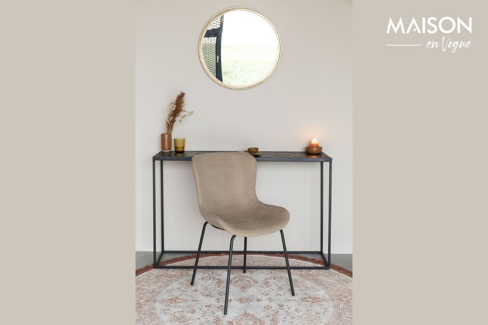 Ontdek de subtiele elegantie en onmiskenbare functionaliteit van de beige stoffen stoel die