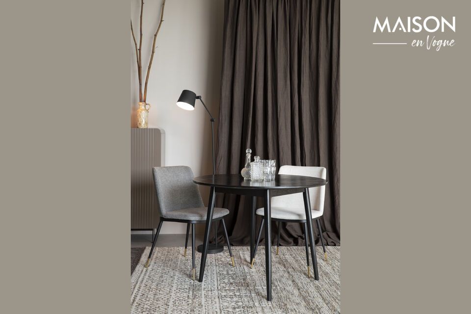 Elegante stoel in lichtbeige, modern comfort en aanpasbaarheid.