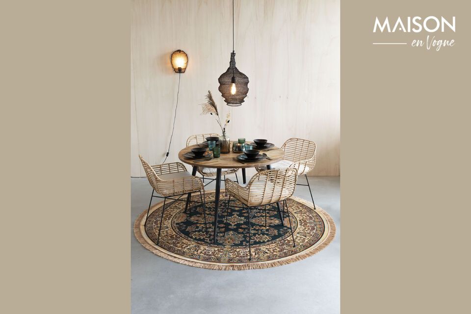 Breng een tijdloze touch en modern comfort in huis met het Raz vloerkleed in beige stof