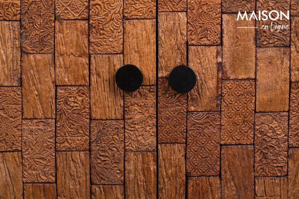 De voorkant is gemaakt van twee kleine houten deuren die in een prachtige marqueterie stijl zijn