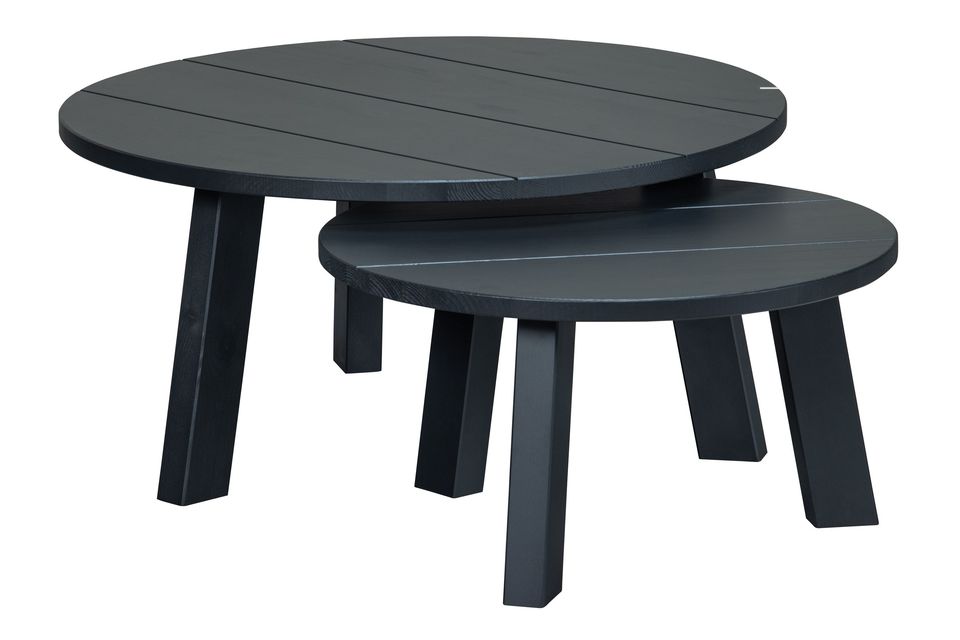 Gemaakt van massief Scandinavisch grenen, heeft de tafel een stevige zwarte matte houtlook