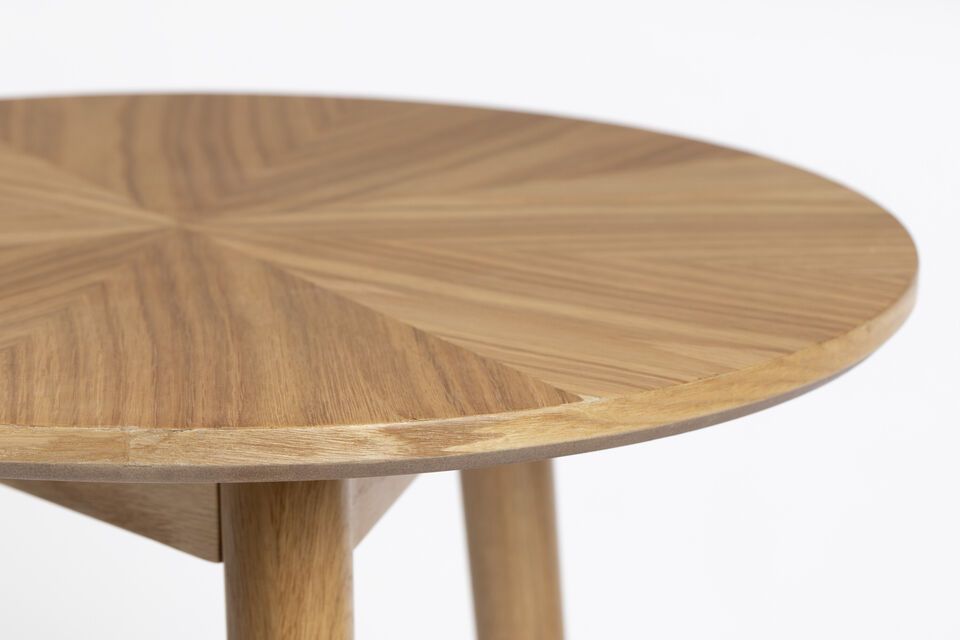 Deze tafel is volledig gemaakt van kwaliteitshout en heeft een rijke bruine tint die een