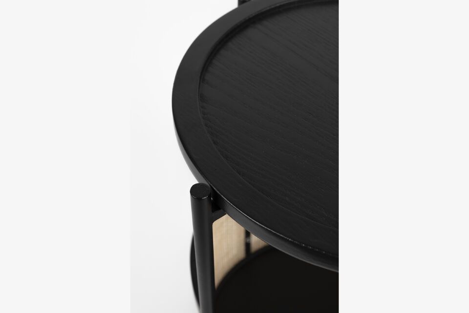Ondanks het gewicht van slechts 2 kg mag de stevigheid van de structuur van deze zwarte rotan tafel