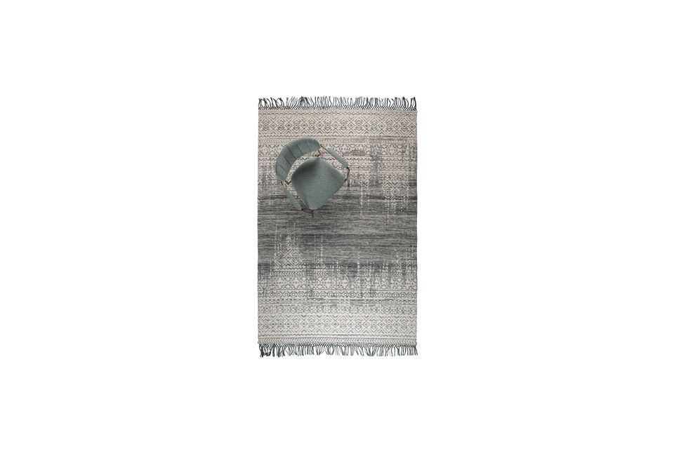 Het tapijt heeftniet alleen de verfijnde look van een vintage tapijt met een patina