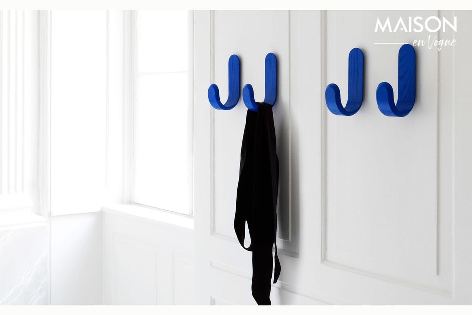 Breng een Scandinavische stijl in uw huis met deze blauwe Curve haak ontworpen door Peter Johansen