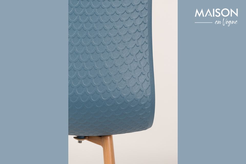 Het is een bescheiden maar elegant ontwerp, voorgesteld door de Leon blue chair