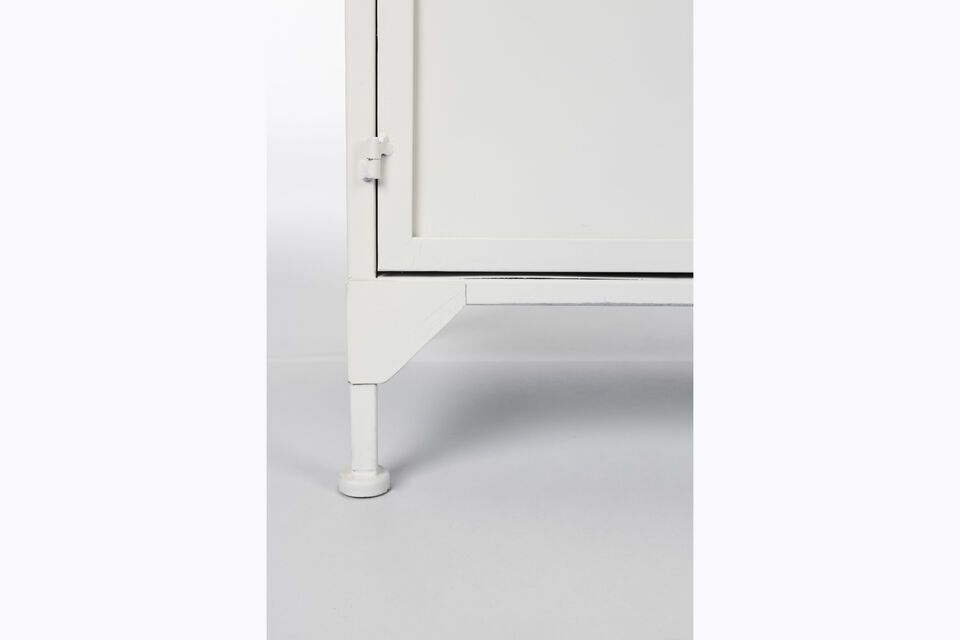 Dit dressoir heeft deuren die glas en massieve panelen combineren