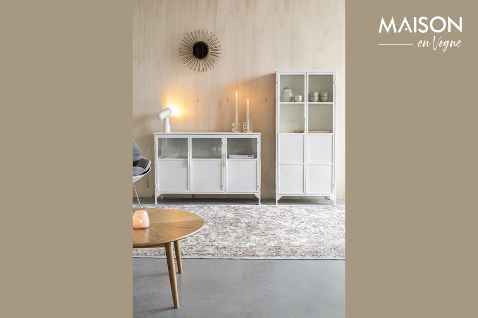 Elegant dressoir dat opslag en industriële chic combineert.