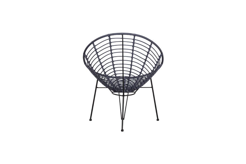 Het onderstel van de stoel is uitgevoerd in zwart metaal voor een stijlvol contrast