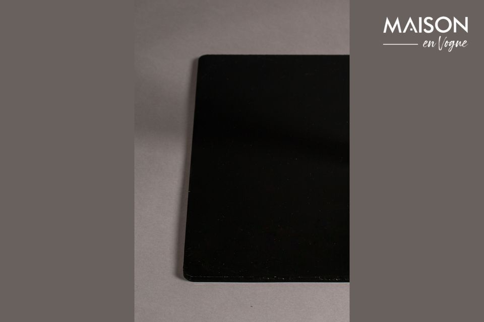 Een zwarte vierkante toonbanktafel