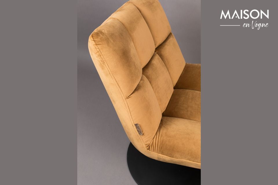 De Bar lounge stoel is gemaakt van polyester fluweel