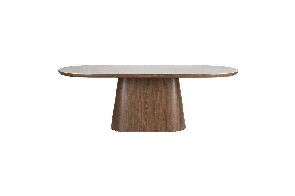 De ovale eettafel Almira combineert eenvoud en moderniteit