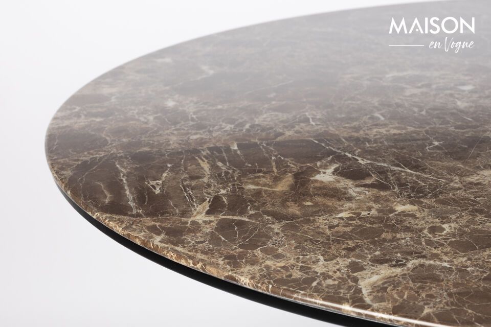Ontdek de authentieke charme en robuustheid van onze Maru eettafel met bruin marmereffect
